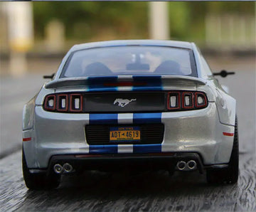 Maisto 1:24 2014 Ford Mustang Street Racer Alloy Sports Car Static Die Cast Vehicles Model Toys Diecast Voiture Gift Collection